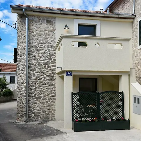Apartments Marija, Authentic Stone House, 3 Minutes From The Beach Lägenhet *