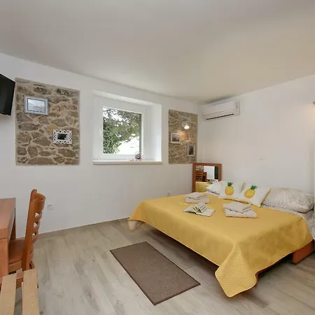 Lägenhet Apartments Marija, Authentic Stone House, 3 Minutes From The Beach Zadar