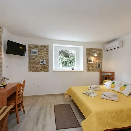 Apartments Marija, Authentic Stone House, 3 Minutes From The Beach Апартаменты