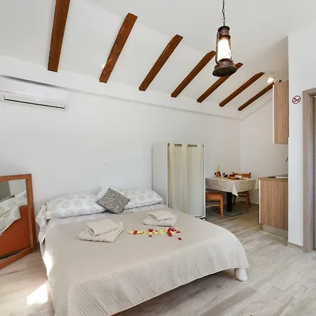 Apartments Marija, Authentic Stone House, 3 Minutes From The Beach Задар