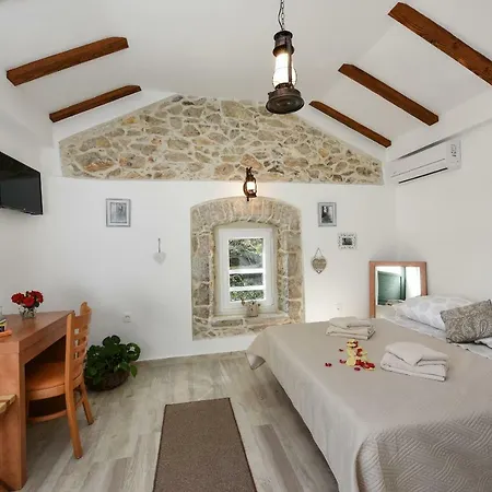 Apartments Marija, Authentic Stone House, 3 Minutes From The Beach Задар