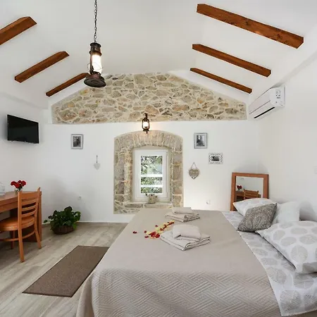 Apartments Marija, Authentic Stone House, 3 Minutes From The Beach Апартаменты
