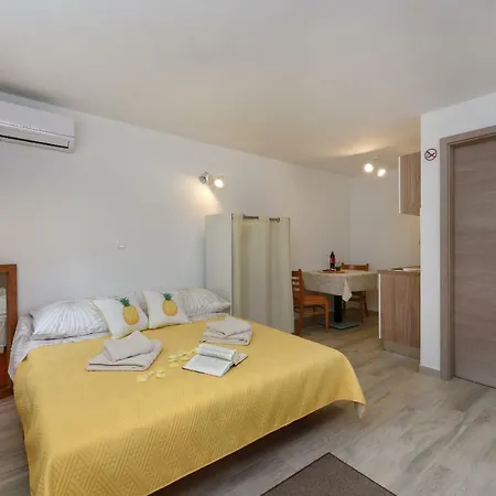 Apartments Marija, Authentic Stone House, 3 Minutes From The Beach Lägenhet *
