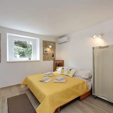 Apartments Marija, Authentic Stone House, 3 Minutes From The Beach Lägenhet *