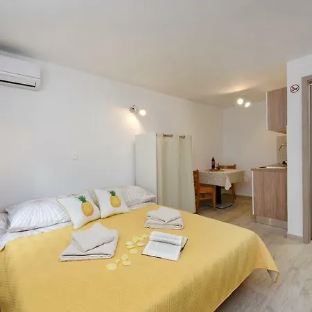 Apartments Marija, Authentic Stone House, 3 Minutes From The Beach Lägenhet *