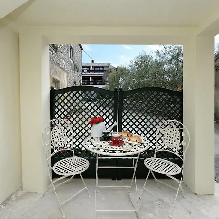 Апартаменты Apartments Marija, Authentic Stone House, 3 Minutes From The Beach Задар