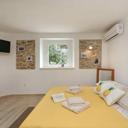 Апартаменты Apartments Marija, Authentic Stone House, 3 Minutes From The Beach Задар