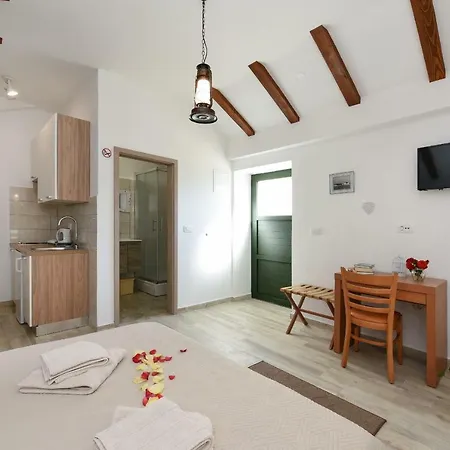 Lägenhet Apartments Marija, Authentic Stone House, 3 Minutes From The Beach *