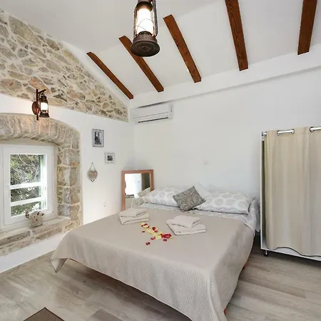 Lägenhet Apartments Marija, Authentic Stone House, 3 Minutes From The Beach Zadar
