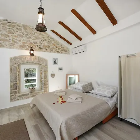 Apartments Marija, Authentic Stone House, 3 Minutes From The Beach Задар
